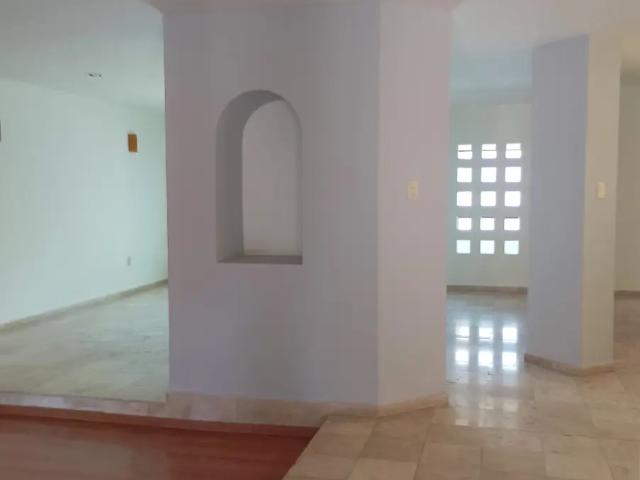 AMPLISIMA CASA CON JARDIN EN ZAVALETA