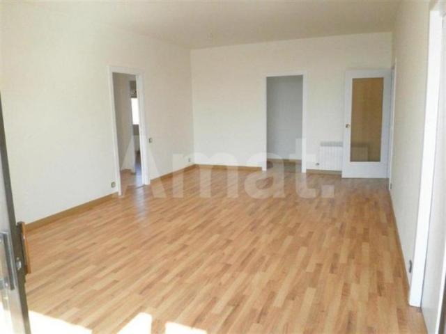 AMPLITUDE, GOOD LOCATION AND COMMUNITY AREA WITH SWIMMING POOL