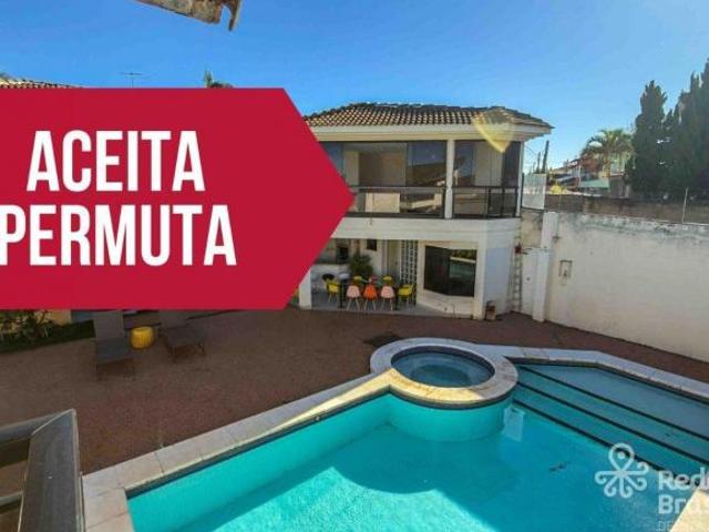 Amplitude e elegância no Jardim Botânico | Residência de alto padrão com suítes, piscina e espaço go