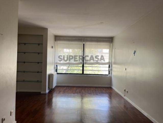 Amplo T2 em zona residencial, Porto
