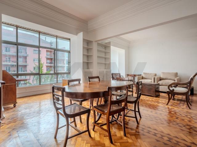 Amplo T6 com 198 m², muito luminoso, virado a Sul, na Av. João XXI – Areeiro, Lisboa