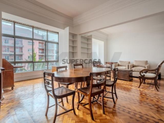Amplo T6 com 198 m², muito luminoso, virado a Sul, na Av. João XXI Areeiro, Lisboa