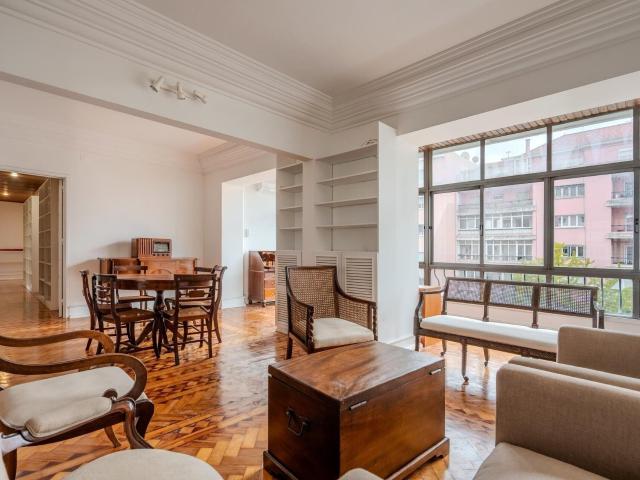 Amplo T6 com 198 m², muito luminoso, virado a Sul, na Av. Jo. 165m² Areeiro