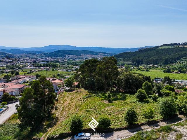 Amplo terreno na Póvoa de Lanhoso com vista panorâmica para o Castelo de Lanhoso e o alto de São Mamede