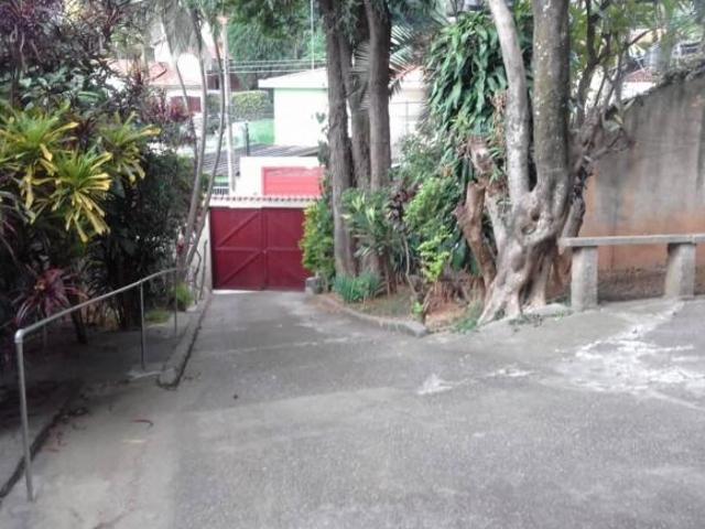 AMPLO TERRENO COM CASAS VILA MANGALOT