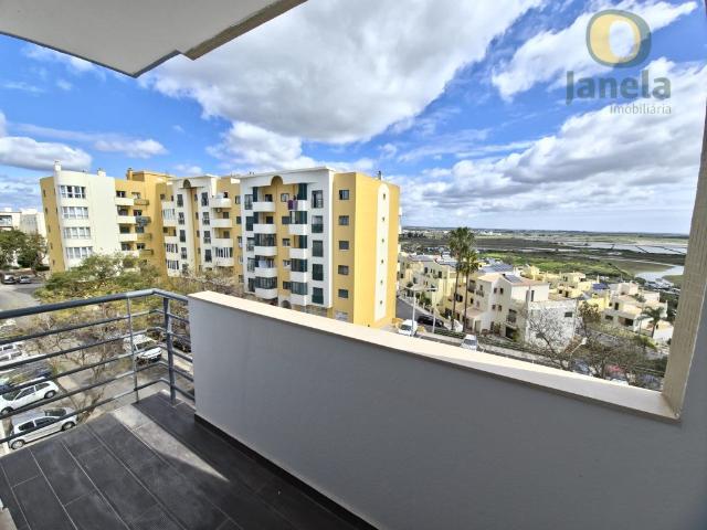 Amplo apartamento T3 com vistas deslumbrantes para a Ria For. 117m² Faro Sé e São Pedro