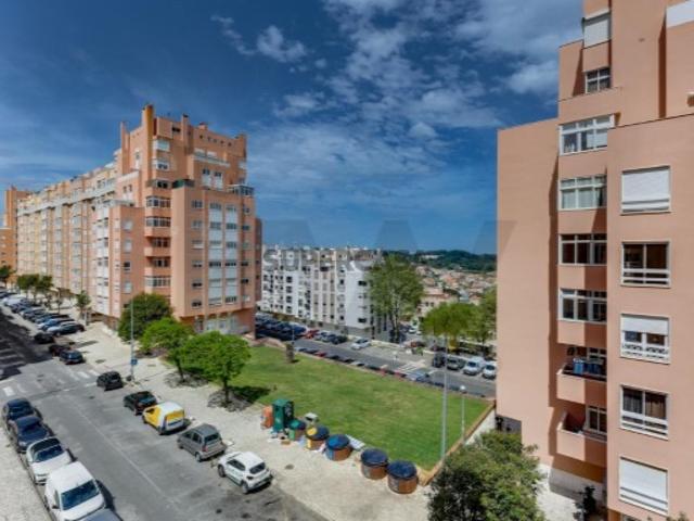 Amplo apartamento T2, com 126 m2, lugar de garagem e arrecadação