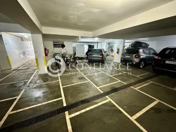 Amplo apartamento com 3 quartos e 2 vagas, a uma esquina da praia do Leblon