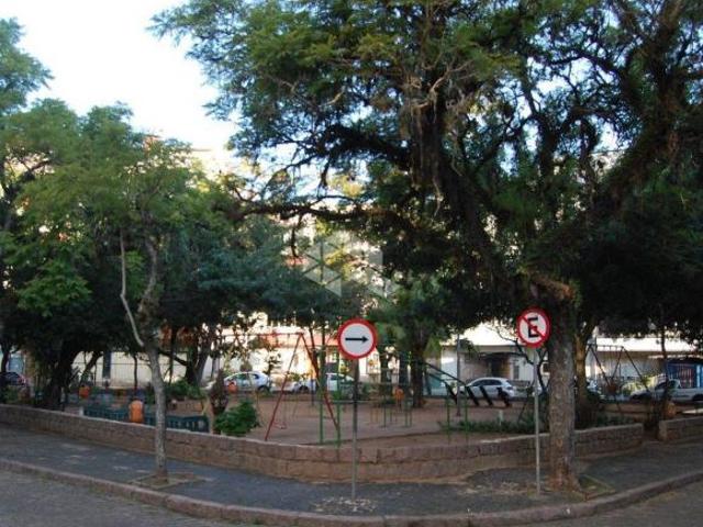 Amplo apartamento com 03 Dormitórios em rua sossegada