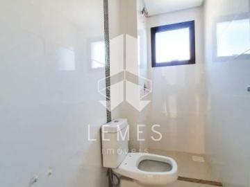 Amplo apartamento com terraço, composto de 02 dormitórios, sala de estar e jant
