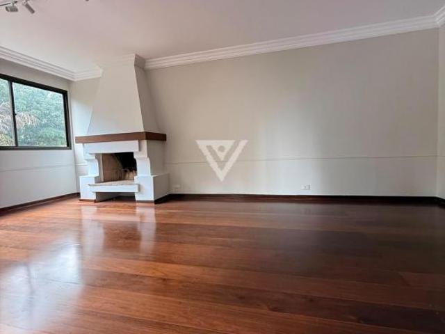 Amplo Apartamento de 4 Dormitórios no Morumbi