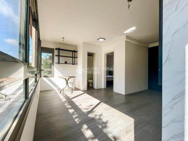 Amplo apartamento de 1 quarto com vaga, lareira e churrasqueira!