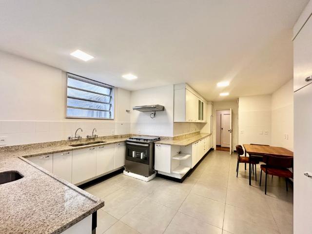 Amplo apartamento mobiliado para aluguel em Copacabana
