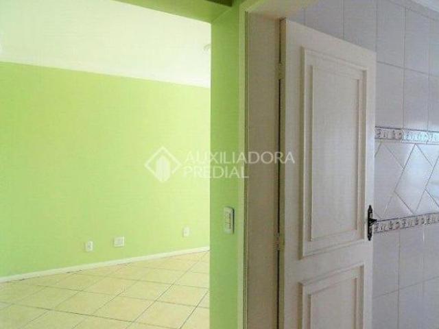 Amplo apartamento semi mobiliado com 1 suíte e com sacada!