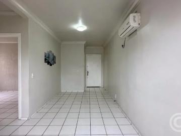 Amplo apartamento, semimobiliado, com três quartos, em São José