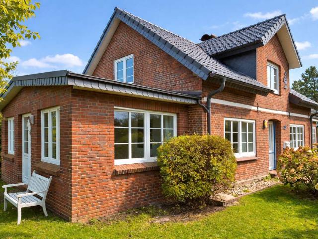 Amrumer Liebhaberstück in Bestlage Norddorf: Freistehendes Friesenhaus mit Charme, Kamin, Meerblick