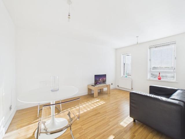 Amsterdam Road, London E14, 1 bed flat to rent, £1,750 pcm | PrimeLocation