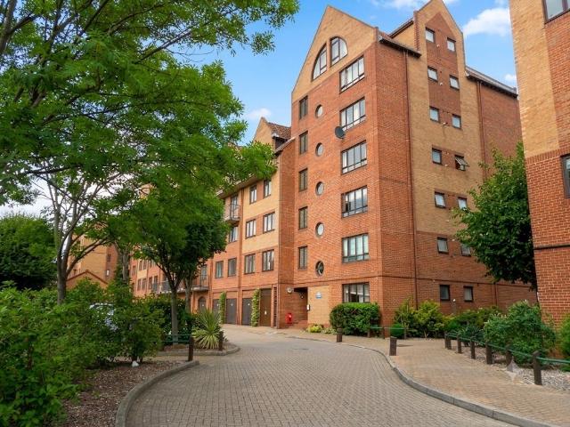 Amsterdam Road, London E14, 2 bed flat to rent, £2,299 pcm | PrimeLocation