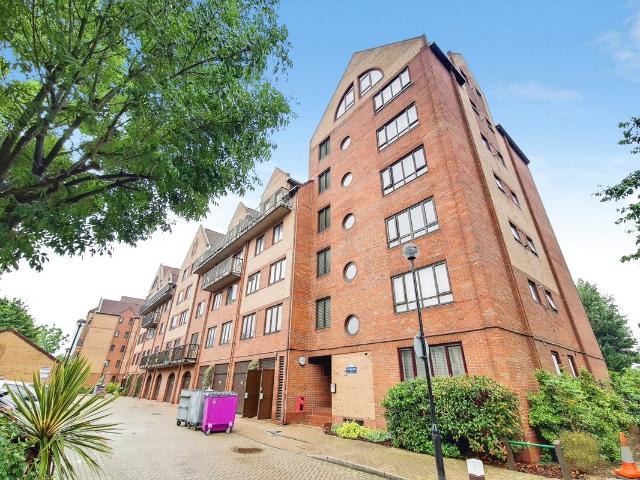 Amsterdam Road, London E14, 2 bed flat to rent, £2,200 pcm | PrimeLocation