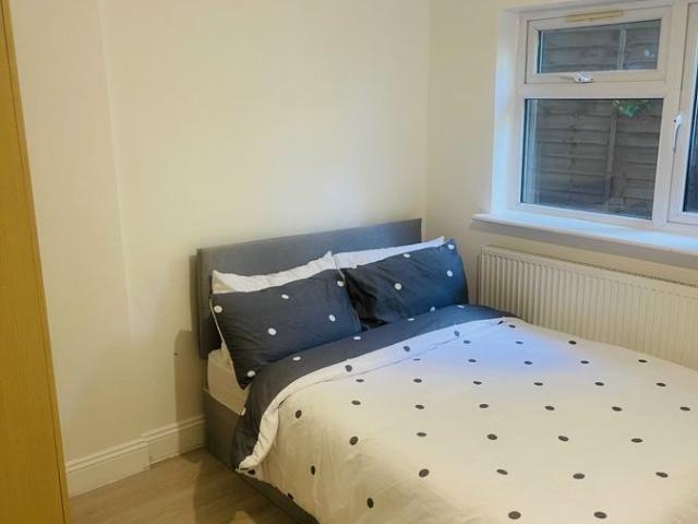 Amwell Bungalow, Isleworth TW7, Room to rent, £1,050 pcm | PrimeLocation