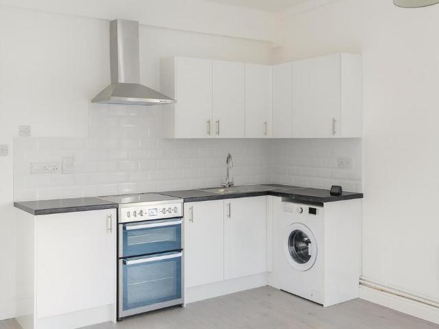 Amy Road, Oxted 2 bed flat to rent £1,400 pcm £323 pw