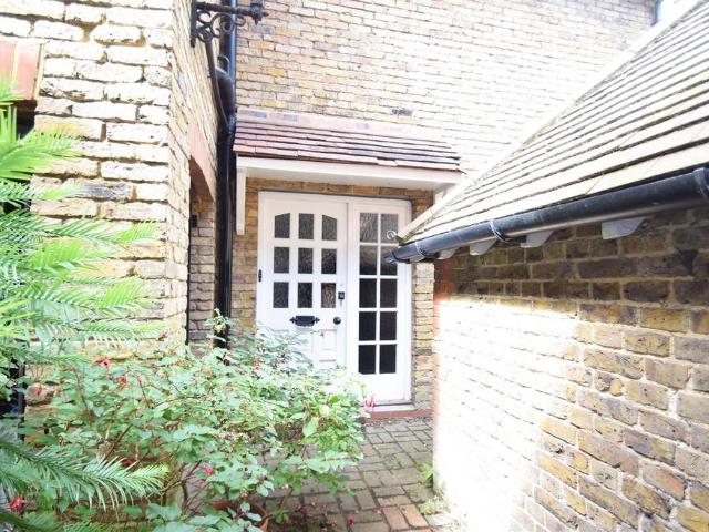 Amyand Park Gardens, St Margarets Studio to rent £1,350 pcm £312 pw