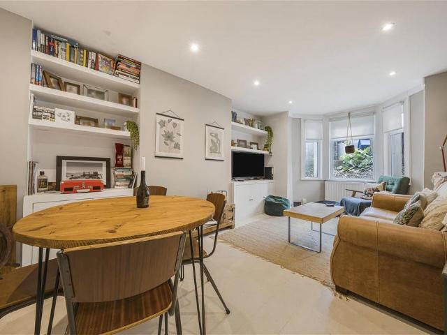 Amyand Park Road, Twickenham 2 bed apartment to rent £2,500 pcm £577 pw