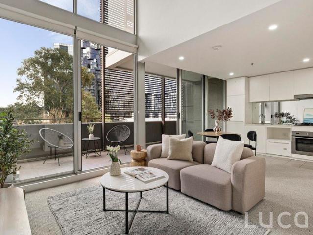 AN ULTRA SPACIOUS VILLAGE DOCKLANDS LOFT AWAITS!