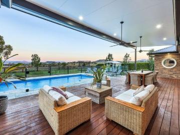 An Unrivalled Luxury Acreage Estate Five Minutes from Town