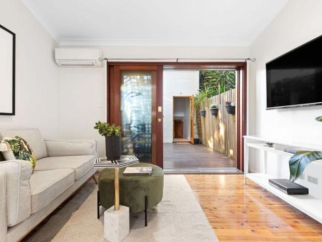 Great share house, footsteps to the village