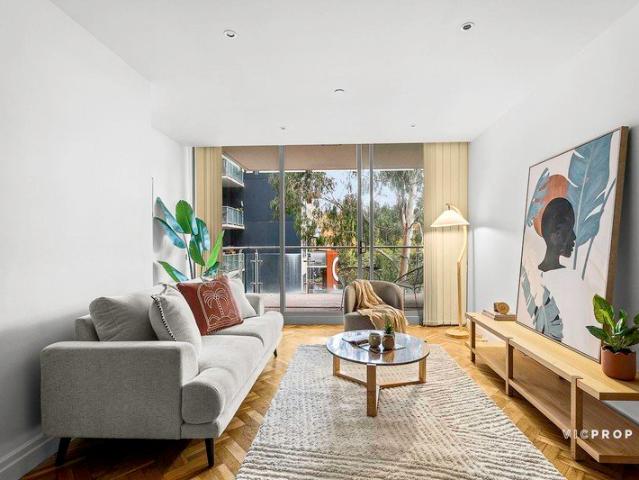 An Uplifting Retreat with Westfield Convenience