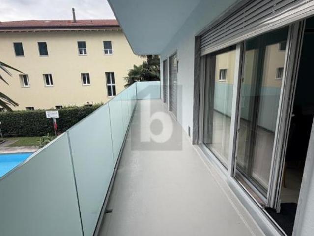 In zona centrale, grosser balkon und pool