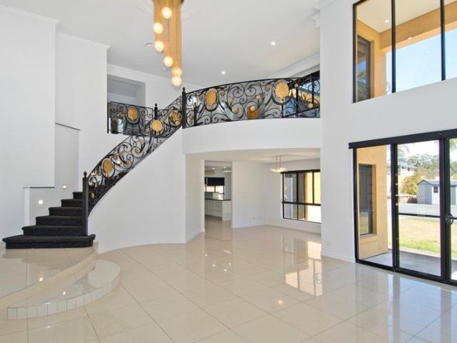 AN ABSOLUTE RARITY! LARGE FAMILY HOME | AIR CONDITIONING | CINEMA ROOM | HOME OFFICE | CITY RETREAT | EXECUTIVE LIVING|