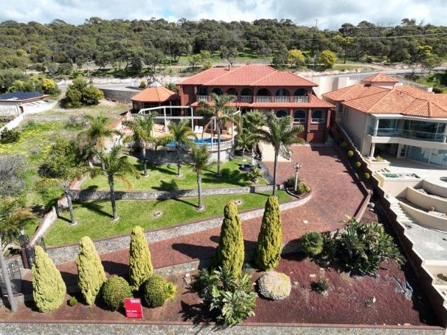 An architectural masterpiece with mesmerising harbour views