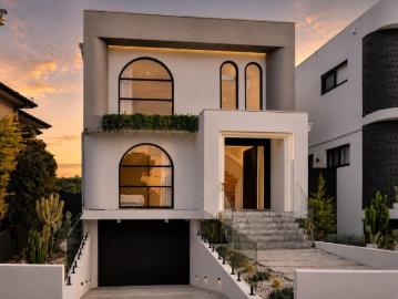 An Architectural Icon in a Prestigious Enclave