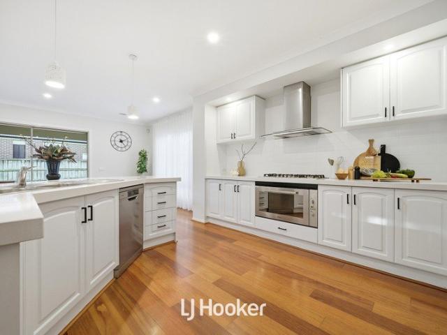 An Architectural Statement of Luxury, Space & Grand Parkfront Family Living