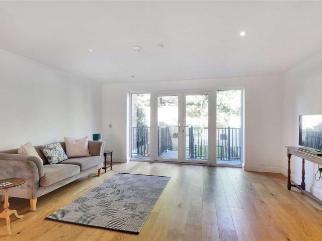 An attractive and modern five bedroom townhouse in this private no through road on the west side of Tunbridge Wells ideally placed for schools and the amenities of the town