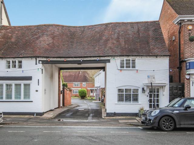 An attractive character cottage situated on the High Street within Henley in Arden. To Let £1,250pcm
