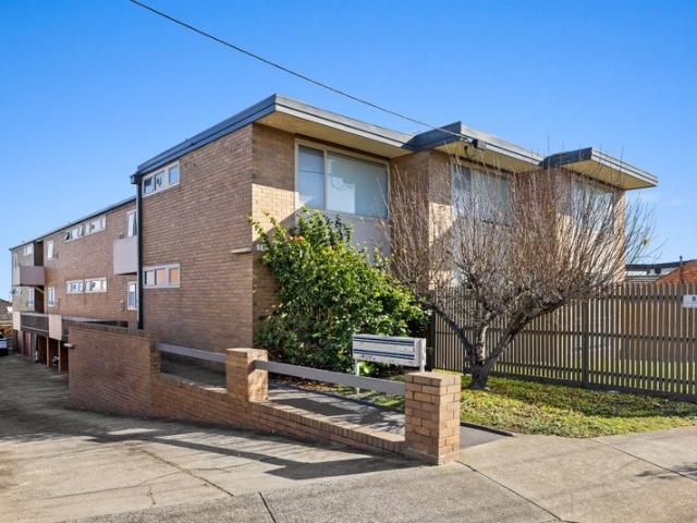 An Effortless Lifestyle with Sparkling Bay Views