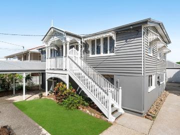 An Elevated Queenslander on a Generous 923sqm Block
