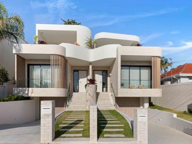 An Elegant Modern Home Offering Seamless Indoor Outdoor Living