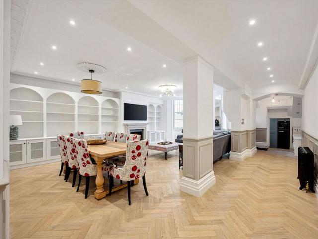 An elegant apartment with generous proportions and private outdoor space