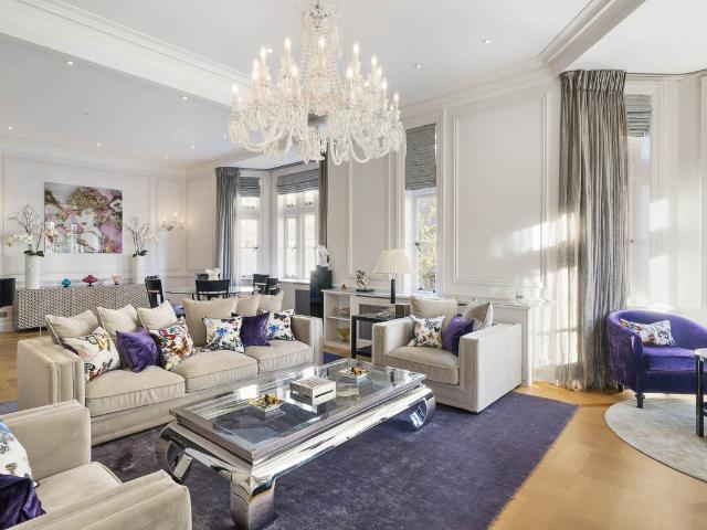 An elegant three bedroom apartment perfectly located just moments from Grosvenor Square