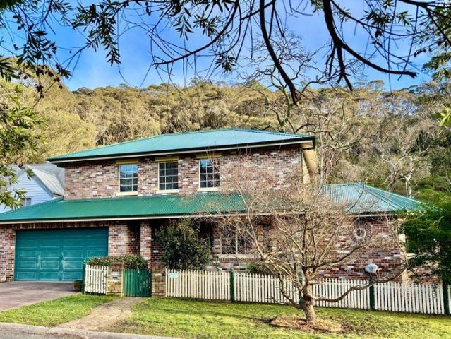 An enchanting family retreat on approx. 9,882sqm of private serene bushland