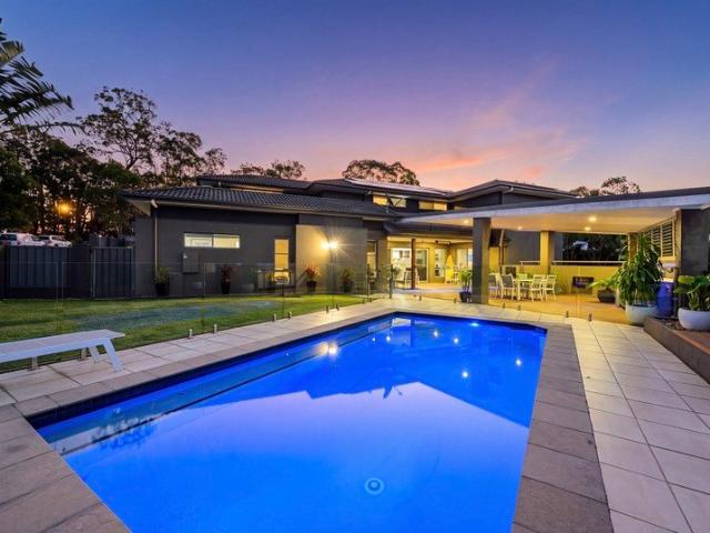 AN ENTERTAINER'S DREAM HOME MODERN & SPACIOUS CONTEMPORARY MASTERPIECE WITH PANORAMIC VIEWS