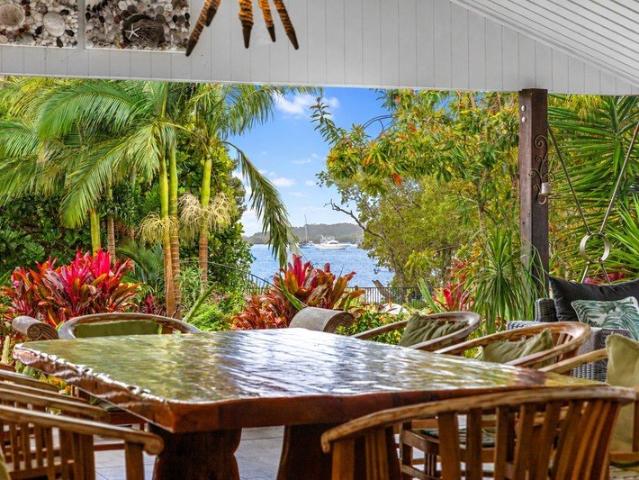1,946M² OF ABSOLUTE WATERFRONT LIVING