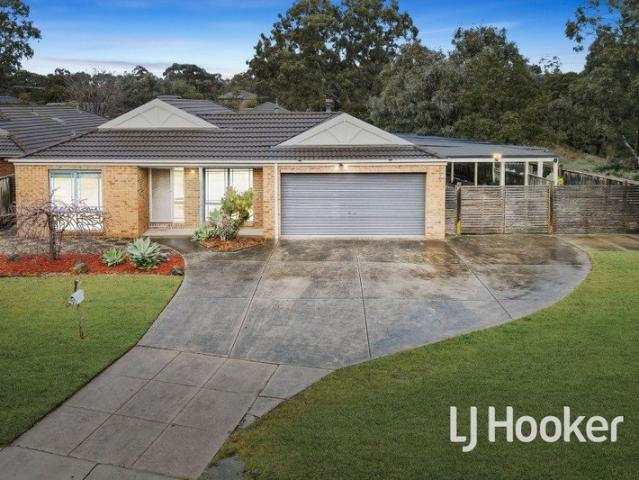An Entertainer's Dream on a Massive 864m² Block!