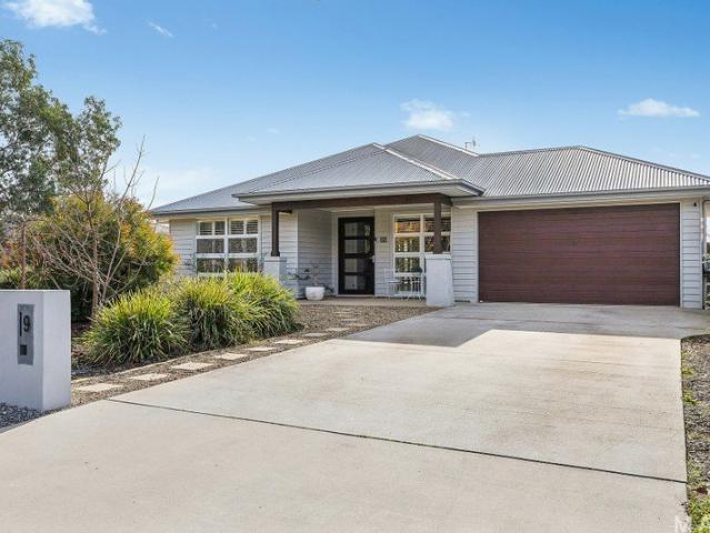 An Entertainer's Home, Opposite Reserve