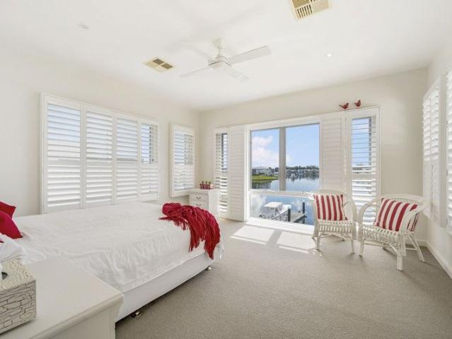 AN ENVIABLE BROADWATER POSITION LOOKING TO NORTH HARBOUR