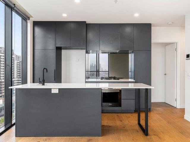 An Enviable Riverside Lifestyle with City Views